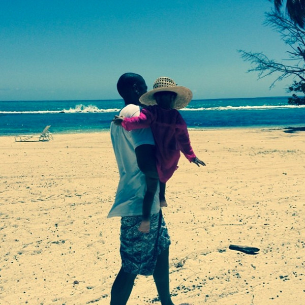 Beyoncé Posts Adorable Pic of Jay Z and Blue Ivy Amid Rampant Split Reports
