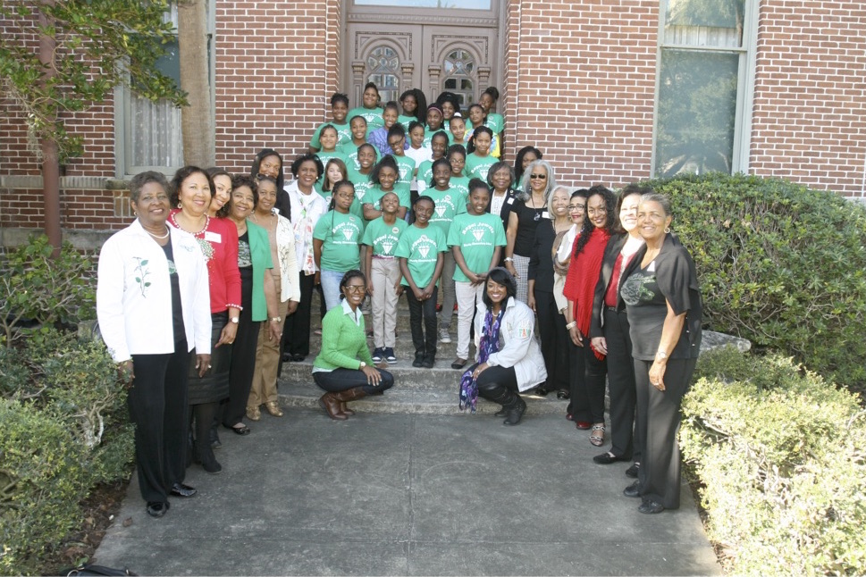 THE ROYAL JEWELS OF THE TAMPA CHAPTER OF THE LINKS, INC. TAKE VICTORIAN STROLL