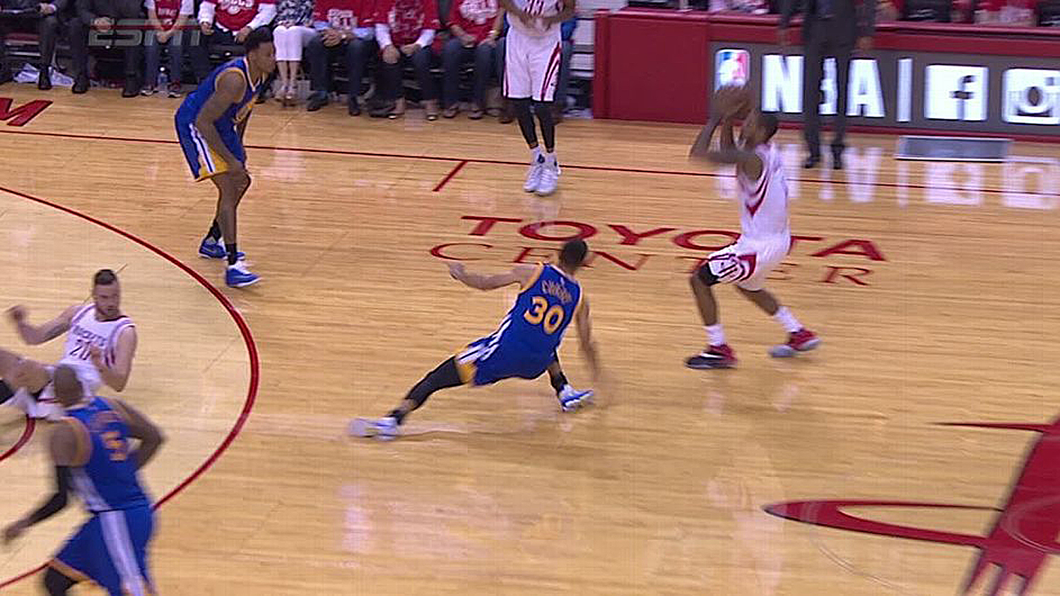 Stephen Curry Sprains Knee In Game 4, Will Have MRI On Monday