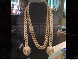 Floyd Mayweather Buys A $250,000 Gold Chain