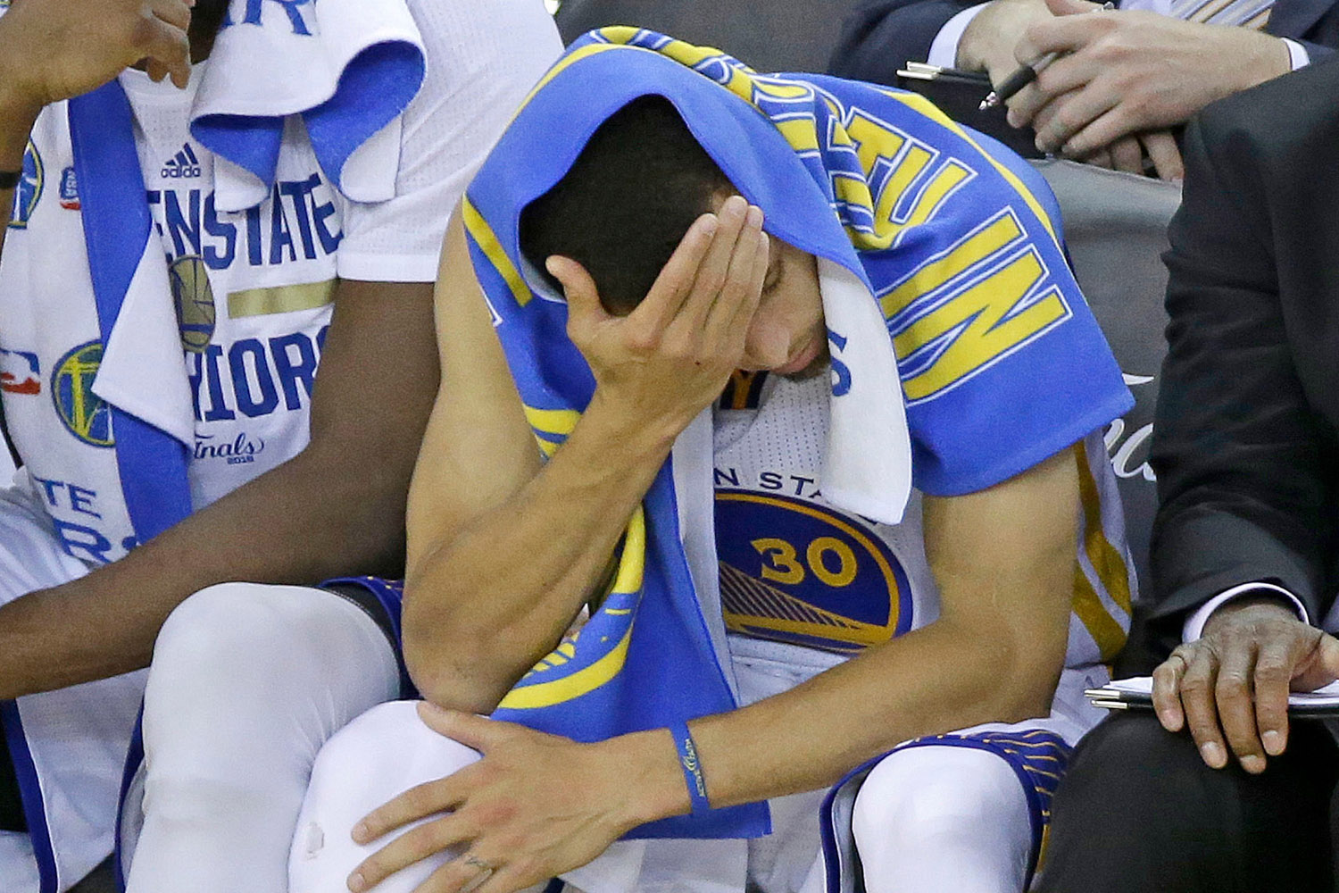 Stephen Curry disappears again as shoulder questions linger