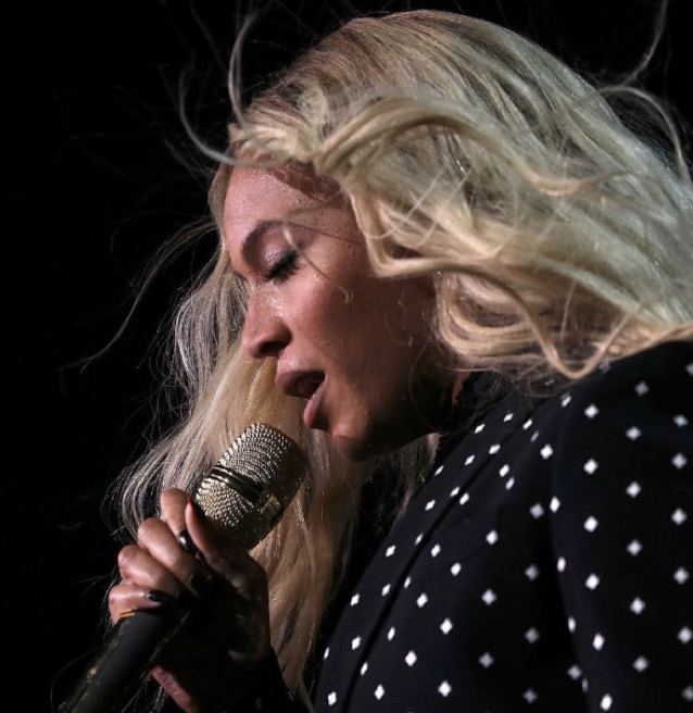 Beyonce Wins 4 Soul Train Awards