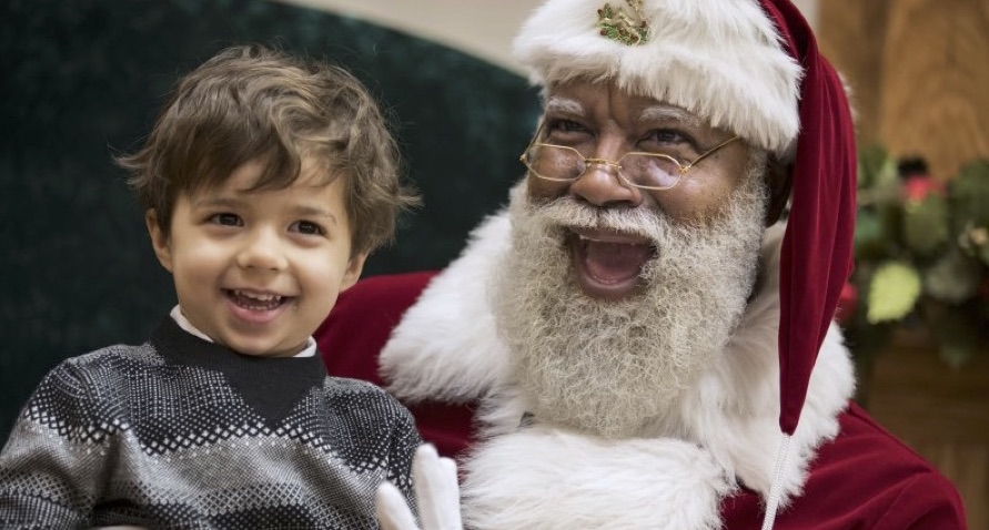 Racist Trolls Take Black Santa To Task At Mall Of America