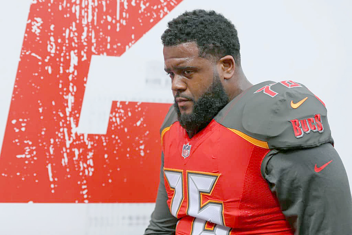 Bucs LT Donovan Smith Out 2-4 Weeks With Sprained Knee