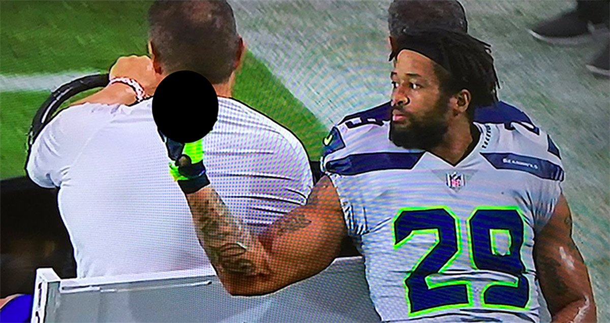 Earl Thomas Gives Middle Finger Toward Seahawks Sideline After Leg Injury