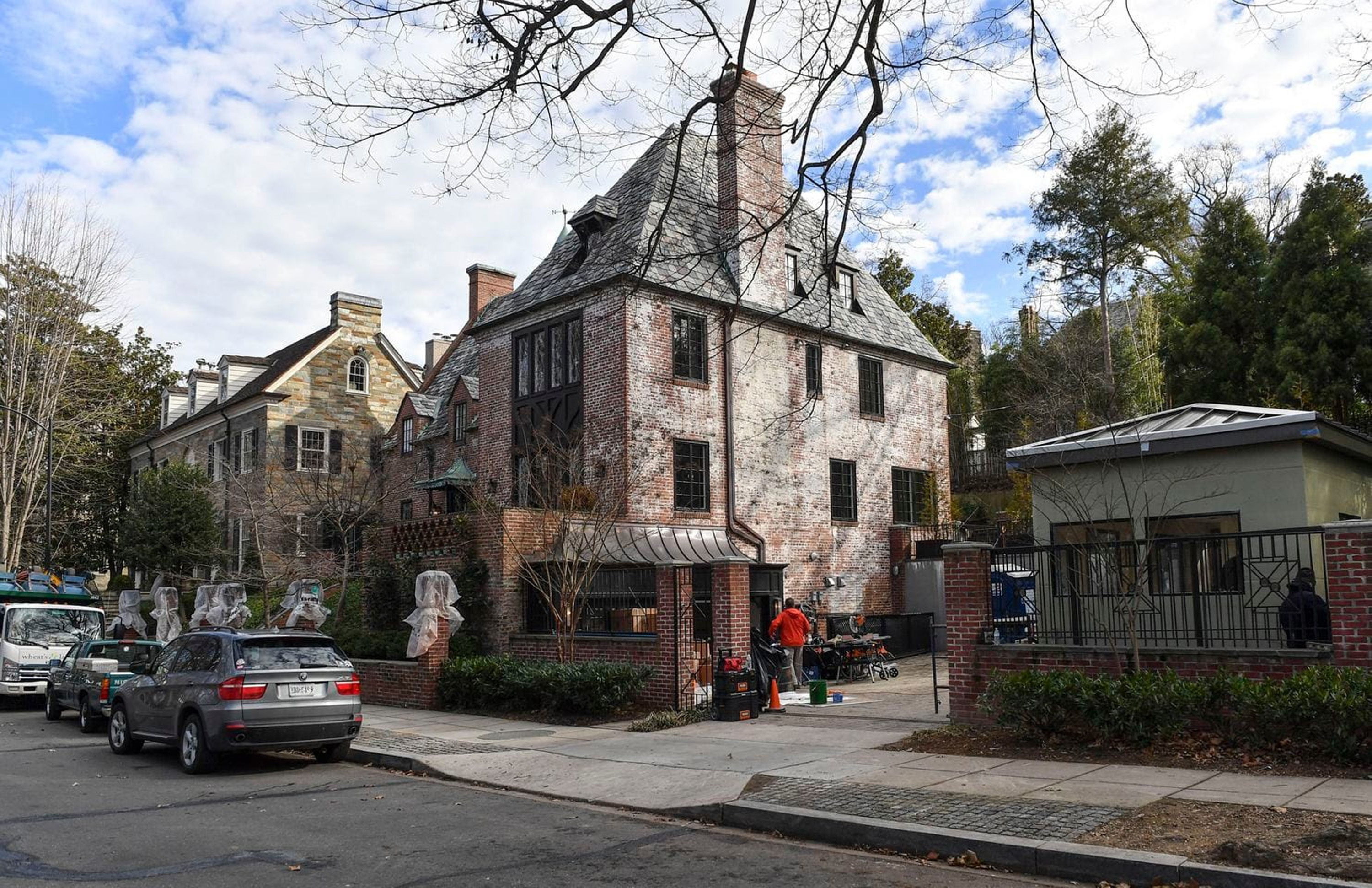 Trump claims there’s a 10-foot wall around the Obamas’D.C. home. He is wrong.