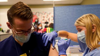 2021-07-19T213806Z_1849868661_RC2XNO9AQ1IR_RTRMADP_3_HEALTH-CORONAVIRUS-USA-VACCINES-e1626965287173