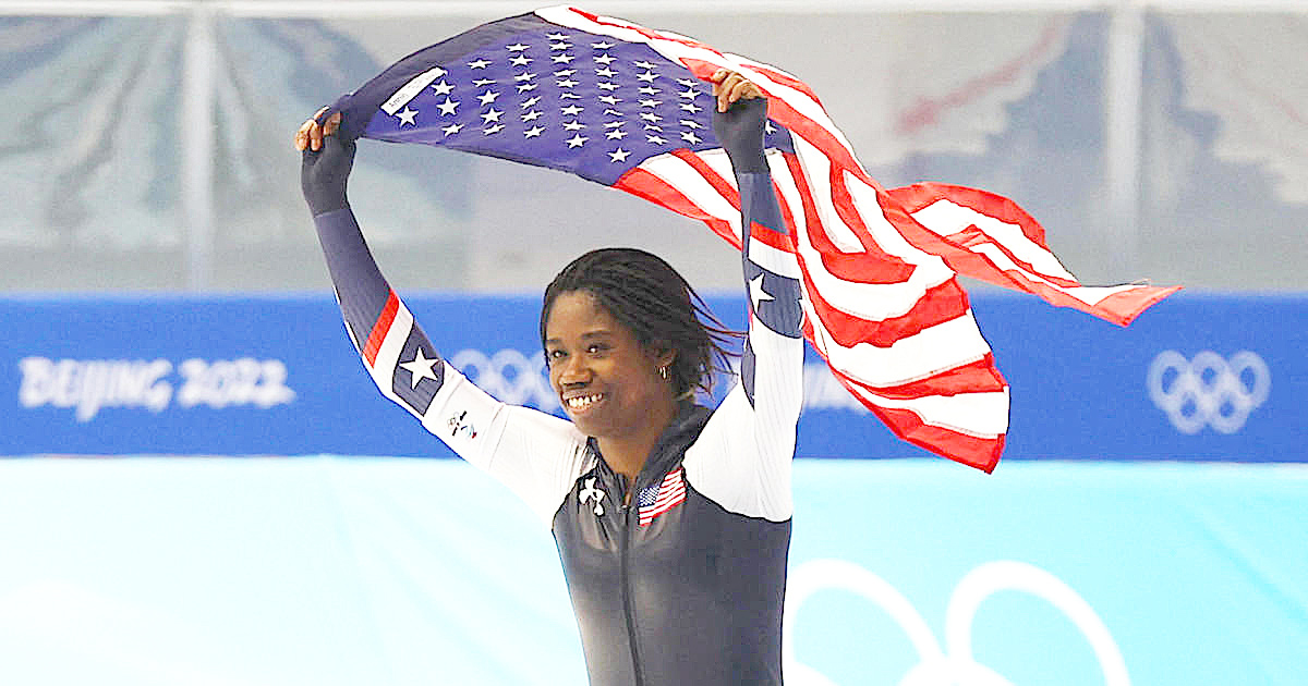 2022 Beijing Olympics - Speed Skating - Women's 500m - National Speed Skating Oval, Beijing, China - February 13, 2022. Erin Jackson of the United States celebrates with the national flag of the United States after winning gold. REUTERS/Fabrizio Bensch